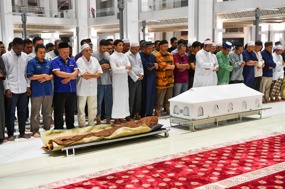 The congregation holds a funeral prayer for former Berita Harian reporter Tajuddin Saman, 72, at the Sultan Zainal Abidin Mosque tonight. - Bernama