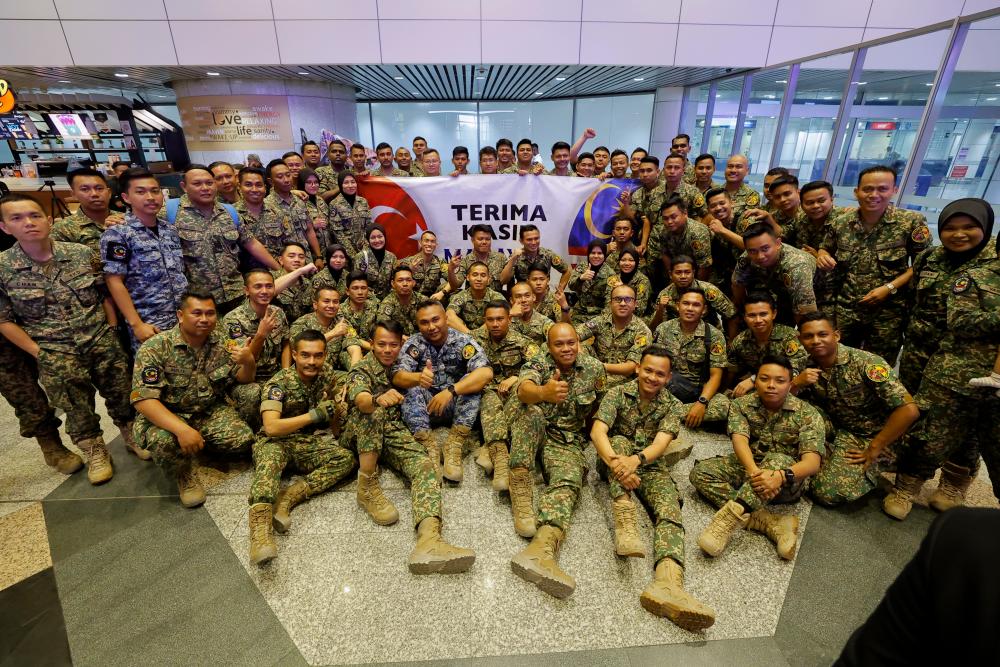 SEPANG, 28 March -- A total of 110 officers and members consisting of 14 clinical service specialists, 14 medical officers, 58 health workers and 23 support workers pose for a photo together after their safe arrival at Kuala Lumpur International Airport (KLIA) Terminal 1 today. BERNAMAPIX