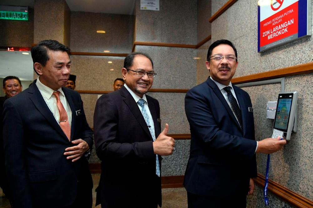 Datuk Seri Mohd Zuki Ali clocks in on his first day as the new Chief Secretary to the Government, on Jan 2, 2019. — Bernama