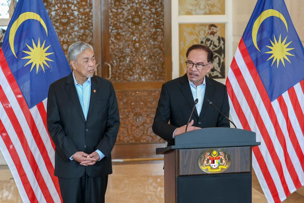 Perdana Menteri Datuk Seri Anwar Ibrahim pada sidang media pengumuman jemaah menteri baharu di Bangunan Perdana Putra, hari ini. Turut hadir Timbalan Perdana Menteri Datuk Seri Dr Ahmad Zahid Hamidi (kiri)/BERNAMApix