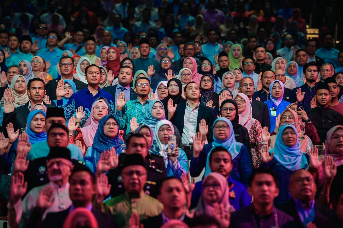 Civil servants reciting the pledge at the 20th Public Service Premier Address (MAPPA) “MADANI Public Service” at the Putrajaya International Convention Centre (PICC) today. - BERNAMA