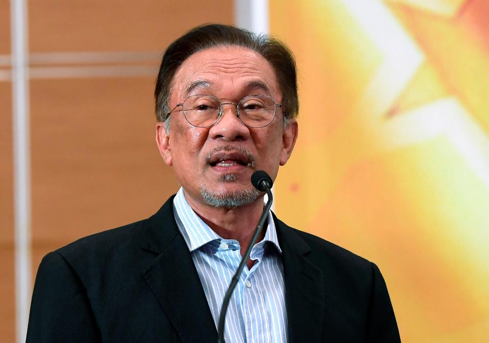 Anwar wants Azmin to clarify reason for meeting BN MPs at his residence (Updated)