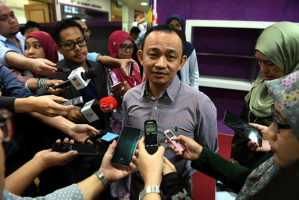 Education Minister Dr Maszlee Malik speaks to reporters at the presentation of PTPTN advance financing warrants (WPP) for September Intake 2019 for the Simpang Renggam Parliament today. — Bernama