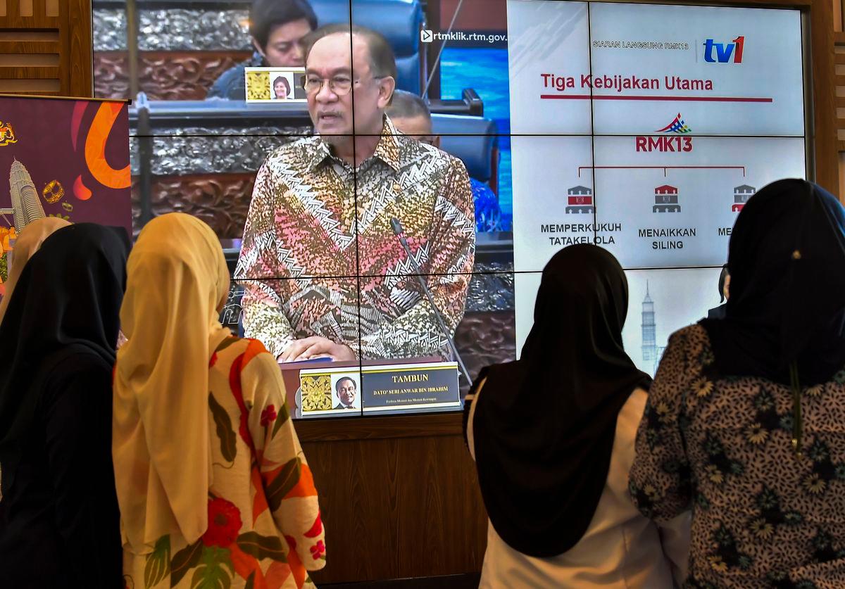 Kakitangan awam mengikuti siaran langsung pembentangan Rancangan Malaysia Ke-13 (RMK13) oleh Perdana Menteri Datuk Seri Anwar Ibrahim ketika tinjauan Bernama hari ini - BERNAMA