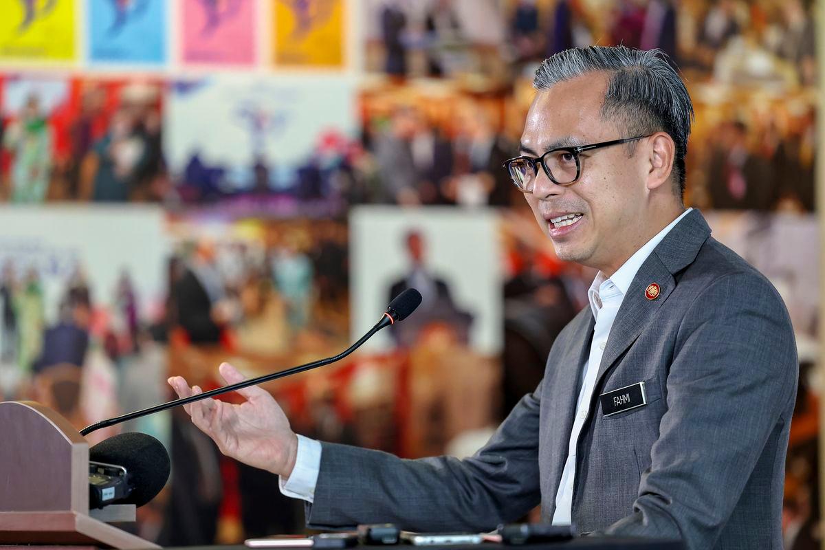 Menteri Komunikasi Fahmi Fadzil - BERNAMA