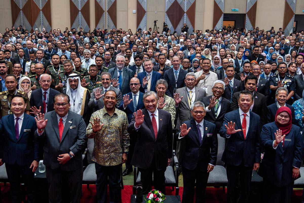 Timbalan Perdana Menteri, Datuk Seri Dr Ahmad Zahid Hamidi bergambar bersama delegasi pada majlis perasmian Malaysia Cyber Security Strategy 2025–2030 dan Pameran serta Persidangan Pertahanan dan Keselamatan Siber (CYDES) 2025 di Pusat Konvensyen Antarabangsa Putrajaya (PICC), hari ini. - fotoBERNAMA