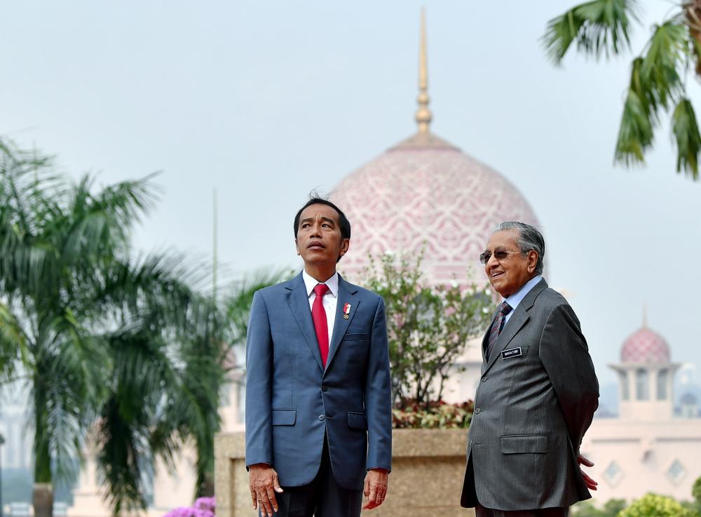 Prime Minister Tun Dr Mahathir Mohamad (R) alongside Indonesian President Joko Widodo. — Bernama