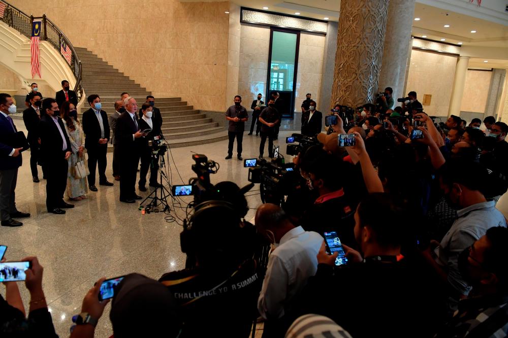 PUTRAJAYA, 18 Ogos -- Bekas Perdana Menteri Datuk Seri Najib Tun Razak mengadakan sidang media selepas sesi perbicaraan rayuan sabitan dan hukuman penjara ke atas beliau berhubung penyelewengan dana SRC International Sdn Bhd berjumlah RM42 juta di Mahkamah Persekutuan Istana Kehakiman hari ini.Turut kelihatan Peguam yang mewakilinya Hisyam Teh Poh Teik dan kedua-dua anaknya Norashman Najib dan Nooryana Najib --fotoBERNAMA (2022) HAK CIPTA TERPELIHARA