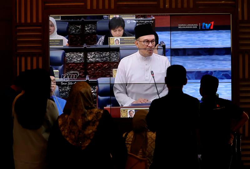 Antara penjawat awam yang mengikuti pembentangan Belanjawan 2025 oleh Perdana Menteri Datuk Seri Anwar Ibrahim secara langsung dari Parlimen, ketika tinjauan FotoBernama di sini hari ini.- fotoBERNAMA