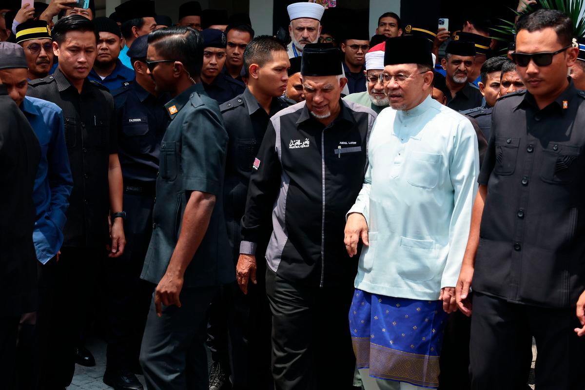 Perdana Menteri Datuk Seri Anwar Ibrahim pada Majlis Pelancaran Al-Quran beserta Terjemahan Bahasa ke-30 (Bahasa Rusia), Mushaf Al-Ummah serta Kontena Penghantaran Al-Quran ke Perancis di Kompleks Percetakan Al-Quran, Kompleks Nasyrul Quran, Presint 14 hari ini -BERNAMA