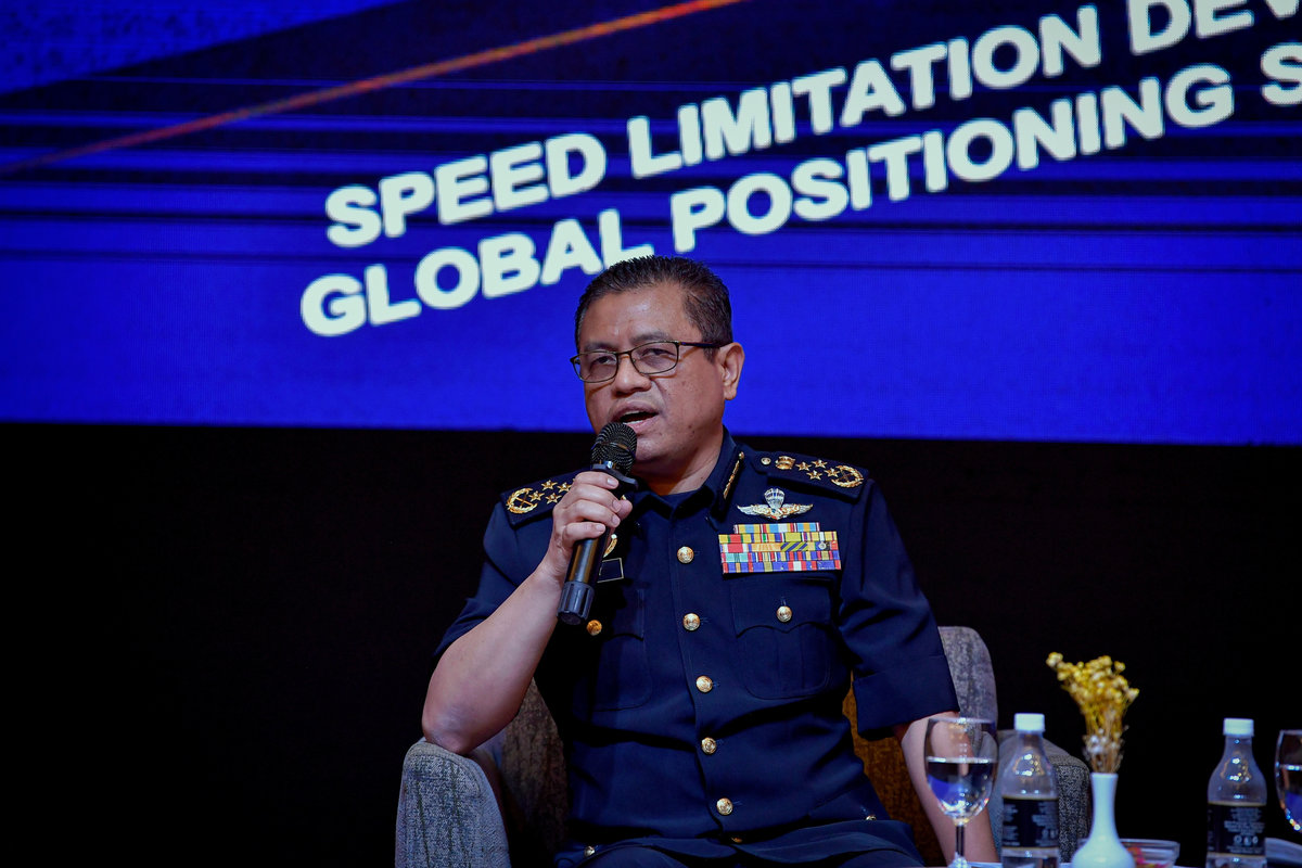 The Director-General of the Road Transport Department (RTD), Datuk Aedy Fadly Ramli, at an engagement session with the Association of Lorry Operators and Express and Tour Bus Operators regarding road safety initiatives at a hotel today. – BERNAMA