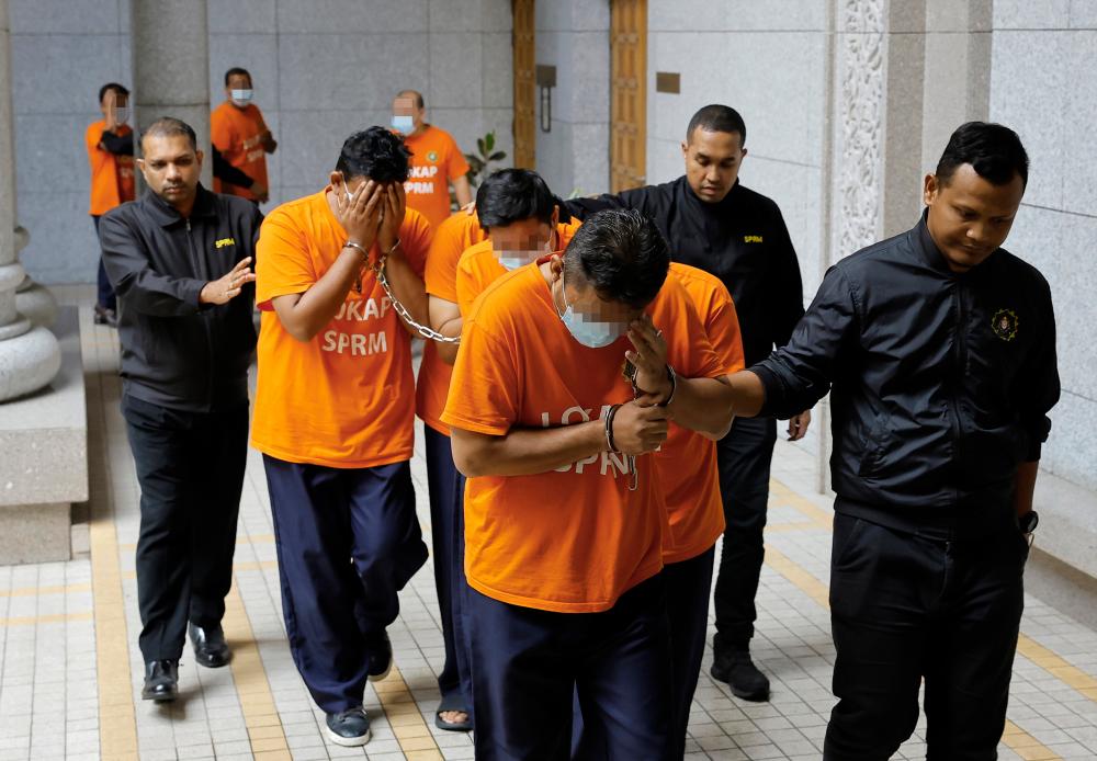 Seramai 10 penjawat awam disyaki menerima rasuah lebih RM3 juta direman di Mahkamah Majistret Putrajaya bagi membantu siasatan Suruhanjaya Pencegahan Rasuah Malaysia (SPRM) dalam Op Samba 2.0 hari ini/BERNAMAPix