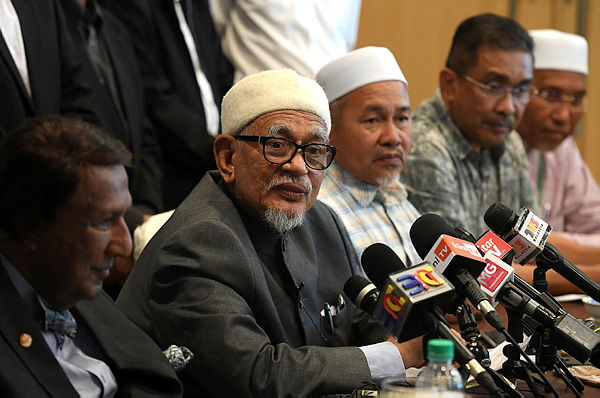 PAS president Abdul Hadi (two, left), together with Ikatan president Tan Sri Abdul Kadir Sheikh Fadzir (left) at a press conference after the Gagasan Sejahtera meeting at Putrajaya today. — Bernama