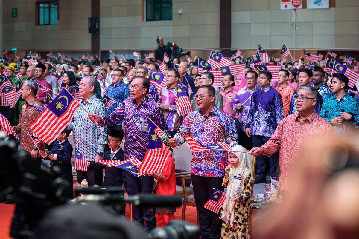 Anwar with (from left) Communications Minister Datuk Fahmi Fadzil, Deputy Prime Minister Datuk Seri Fadillah Yusof and Selangor Menteri Besar Datuk Seri Amirudin Shari at the event yesterday. – BERNAMA