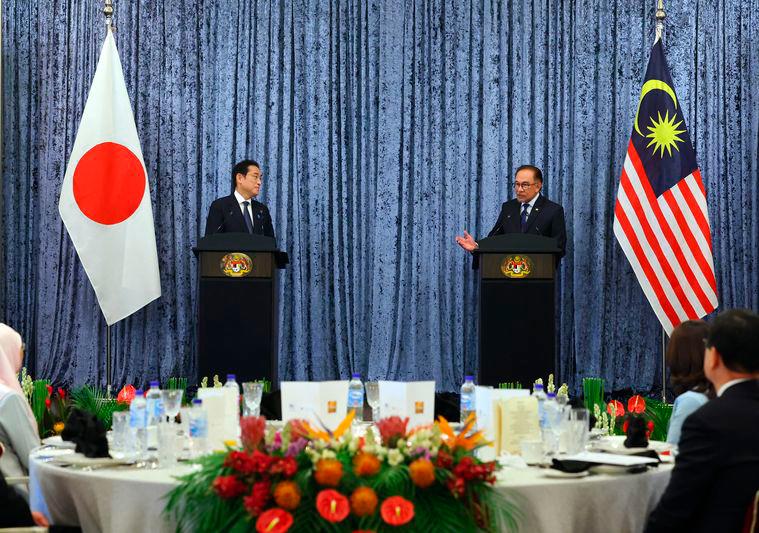 Prime Minister Datuk Seri Anwar Ibrahim (right) at a press conference with his Japanese counterpart, Fumio Kishida at Seri Perdana on November last year - BERNAMApix