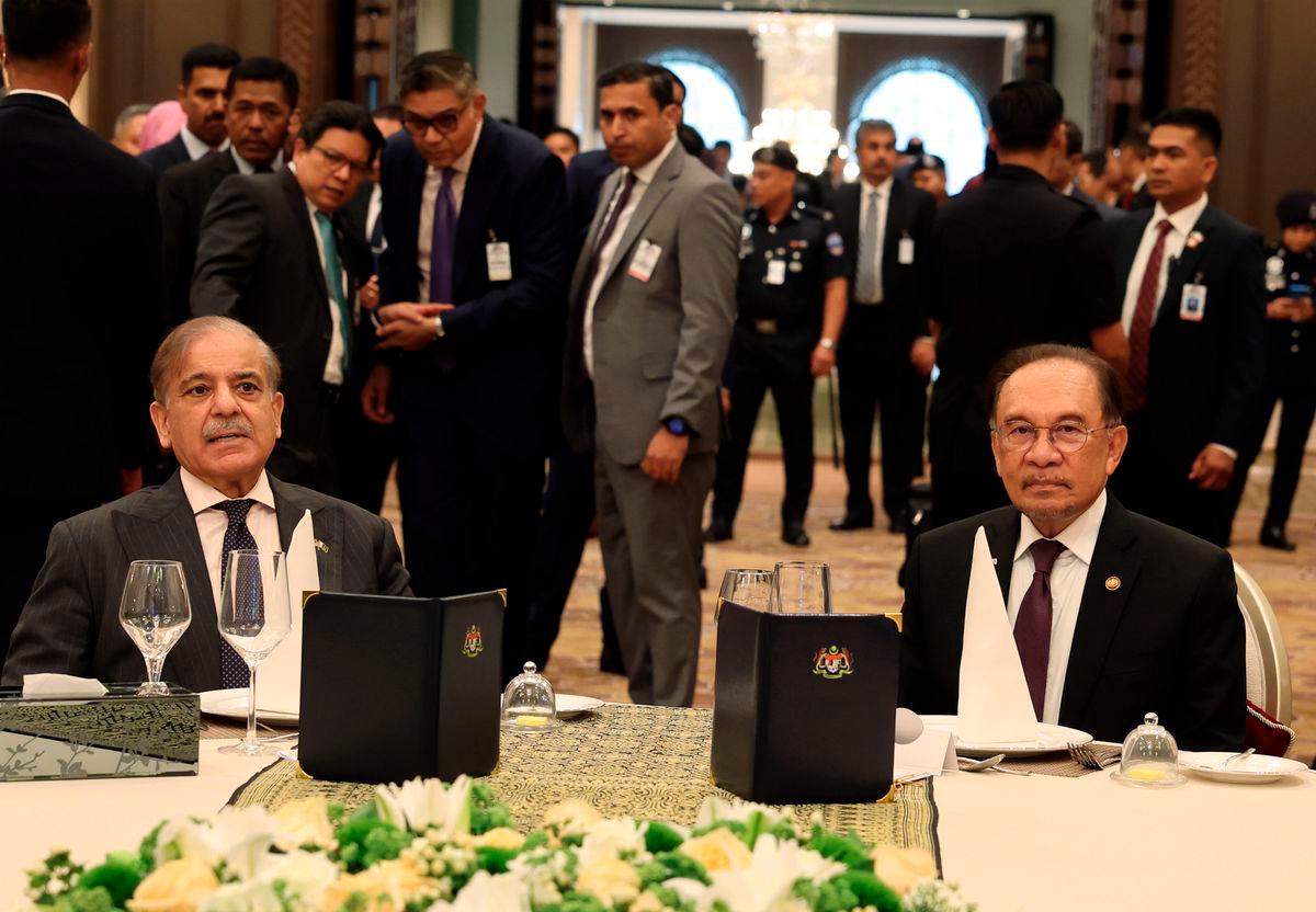 Prime Minister Datuk Seri Anwar Ibrahim (right) is with Pakistan’s Prime Minister Muhammad Shehbaz Sharif at the luncheon hosted by the Prime Minister at Seri Perdana Complex today. - BERNAMA
