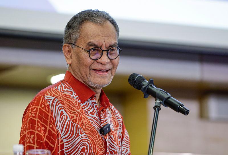 Menteri Kesihatan Datuk Seri Dr. Dzulkefly Ahmad ketika berucap merasmikan Simposium ShariahCare : Merintis Kesihatan Dengan Nilai-nilai Syariah Malaysia - fotoBERNAMA