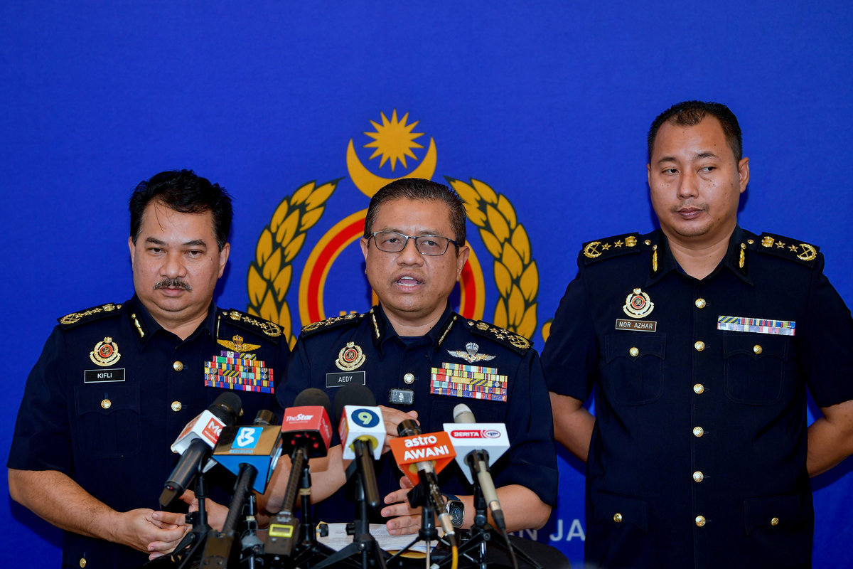 Director-General of the Road Transport Department (RTD), Datuk Aedy Fadly Ramli (centre), at a press conference after an engagement session with the Association of Lorry Operators and Express and Tour Bus Operators regarding road safety initiatives at a hotel today. – BERNAMA