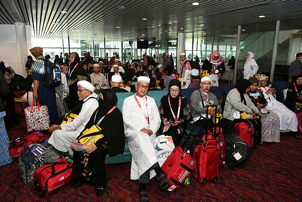 The first group of Malaysian haj pilgrims comprising 479 people arrived home today at KLIA, after a flight from Jeddah, Saudi Arabia. — Bernama