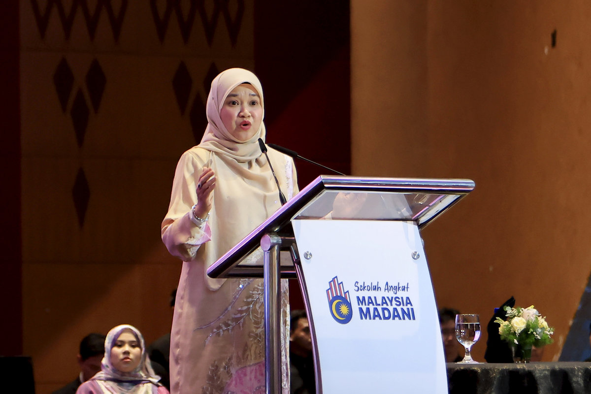 Menteri Pendidikan, Fadhlina Sidek, menyampaikan ucapan sempena Majlis Peluncuran Sekolah Angkat Malaysia Madani yang diadakan di Pusat Konvensyen Antarabangsa Putrajaya (PICC) hari ini. - BERNAMA