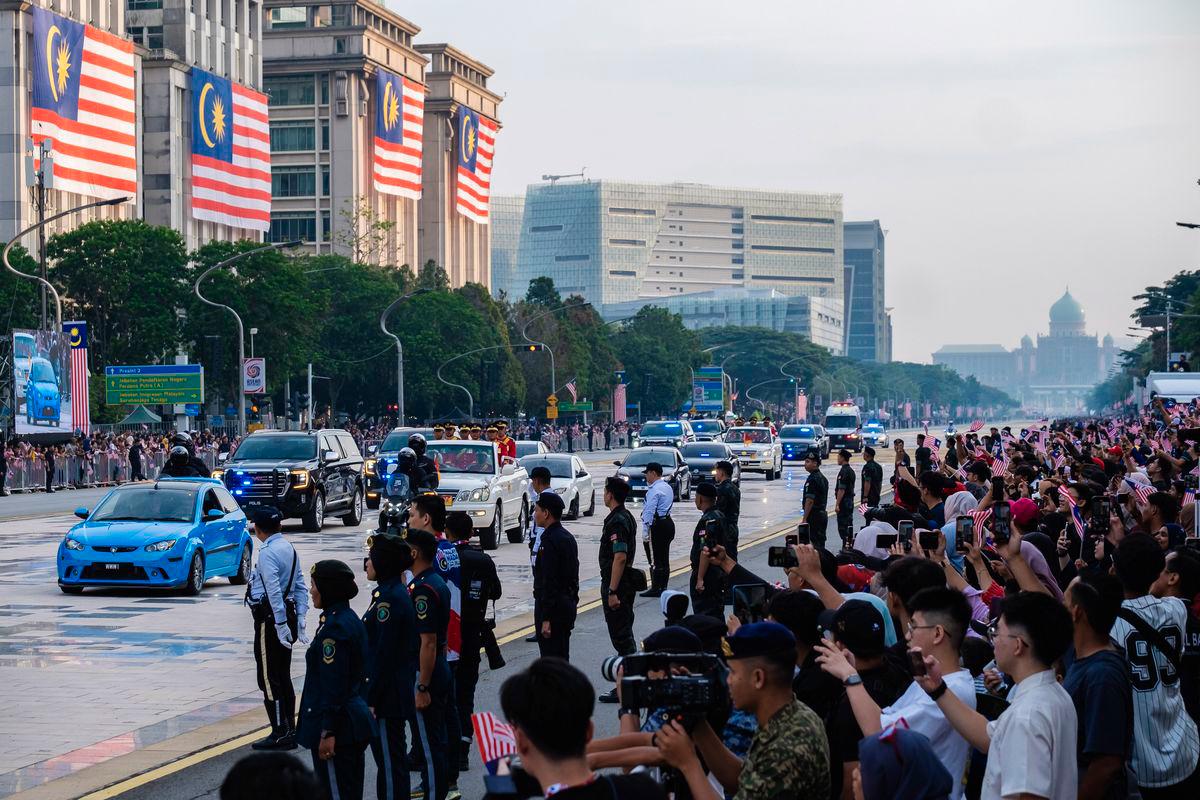 Yang di-Pertuan Agong Sultan Ibrahim dan Raja Permaisuri Agong Raja Zarith Sofiah hari ini berkenan berangkat ke sambutan Hari Kebangsaan 2025 di Dataran Putrajaya di sini. Keberangkatan tiba Sultan Ibrahim dan Raja Zarith Sofiah pada 8 pagi yang membuat kejutan dengan memandu sendiri kereta Proton Satria Neo bernombor pendaftaran WWW1 berwarna biru itu disambut dengan sorakan dan tepukan oleh pengunjung yang hadir memenuhi kawasan acara sejak malam semalam - fotoBERNAMA