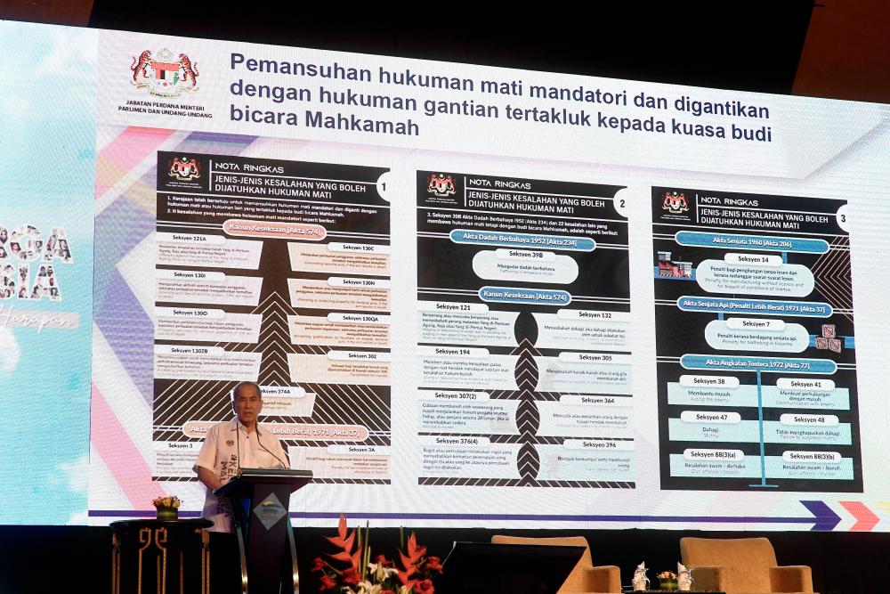 Wan Junaidi said the whipping sentence needed to be reviewed and even the prison and judicial transformation policy needed to study the matter besides looking at alternative punishments to mandatory death laws/BERNAMAPIX