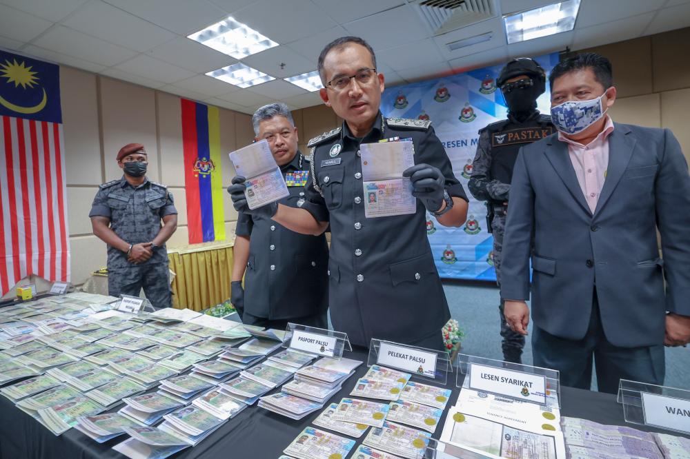 PUTRAJAYA, Jan 27 -- Director-General of the Immigration Department (JIM), Datuk Seri Khairul Dzaimee Daud showed fake temporary work visit pass (PLKS) stickers at a press conference on the success of JIM’s Intelligence and Special Operations Division in busting a syndicate using fake documents and PLKS masterminded by two citizens Bangladesh at JIM today. BERNAMAPIX