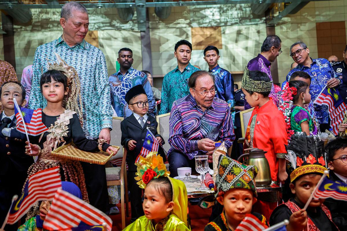 Perdana Menteri Datuk Seri Anwar Ibrahim (tengah) memyantuni murid-murid taska sekitar Serdang dan Klang selepas menyampaikan ucapan pada Majlis Amanat Perdana Hari Kebangsaan 2025 di Taman Ekspo Pertanian Malaysia Serdang (MAEPS) hari ini. Turut hadir, Timbalan Perdana Menteri Datuk Seri Fadillah Yusof (kiri) -fotoBERNAMA