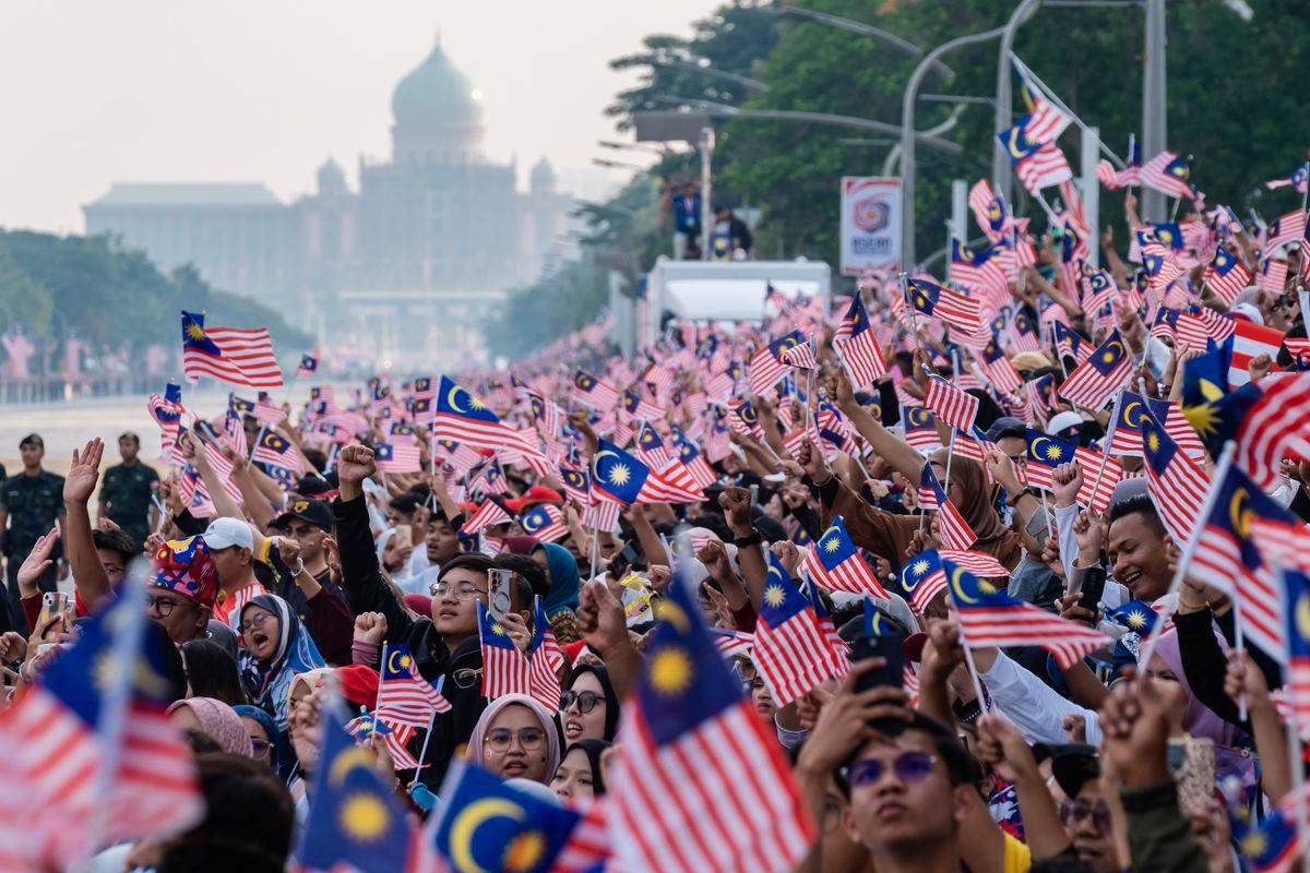 Pengunjung hadir menyaksikan Sambutan Hari Kebangsaan 2025 di Dataran Putrajaya, hari ini. Sebanyak 81 kontinjen melibatkan 14,062 peserta mengambil bahagian dalam perarakan dan perbarisan yang turut menampilkan 21 pasukan pancaragam, tujuh kereta berhias, 508 aset darat dan udara, serta 116 haiwan dalam perkhidmatan awam-fotoBERNAMA