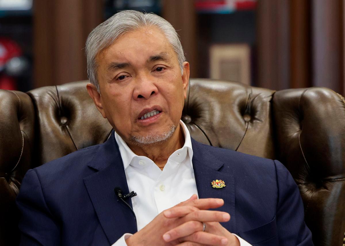 Timbalan Perdana Menteri Datuk Seri Dr Ahmad Zahid Hamidi ketika temu bual khas bersama wartawan Pertubuhan Berita Nasional Malaysia di pejabatnya di Bangunan Perdana Putra hari ini - fotoBERNAMA