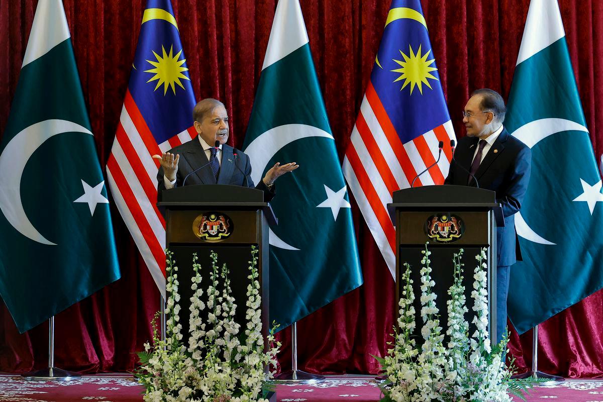 Perdana Menteri Datuk Seri Anwar Ibrahim ketika sidang media bersama Perdana Menteri Pakistan Muhammad Shehbaz Sharif (kiri) di Bangunan Perdana Putra hari ini - fotoBERNAMA