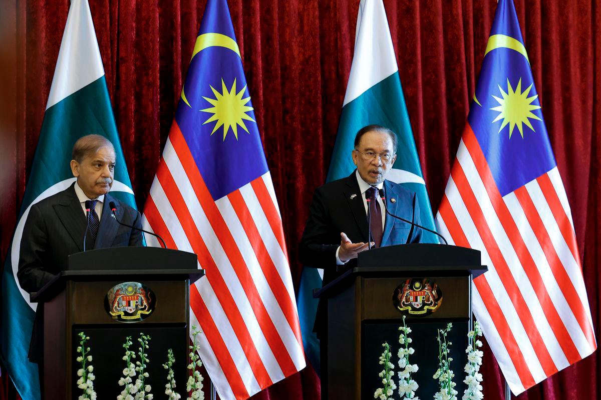 Prime Minister Datuk Seri Anwar Ibrahim during a joint press conference with Pakistan Prime Minister Muhammad Shehbaz Sharif (left) at the Perdana Putra Building today. - BERNAMA