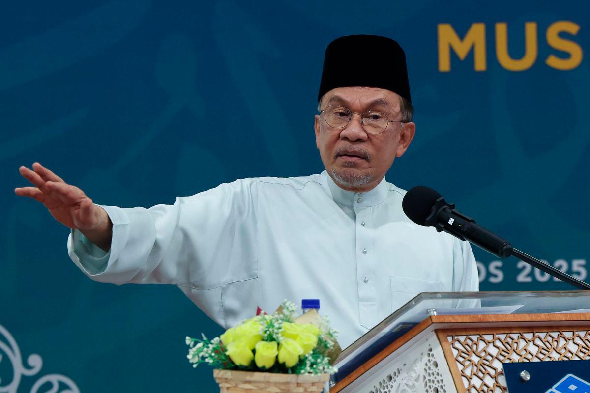 Perdana Menteri Datuk Seri Anwar Ibrahim ketika berucap pada Majlis Pelancaran Al-Quran beserta Terjemahan Bahasa ke-30 (Bahasa Rusia), Mushaf Al-Ummah serta Kontena Penghantaran Al-Quran ke Perancis di Kompleks Percetakan Al-Quran, Kompleks Nasyrul Quran, Presint 14 hari ini - BERNAMA