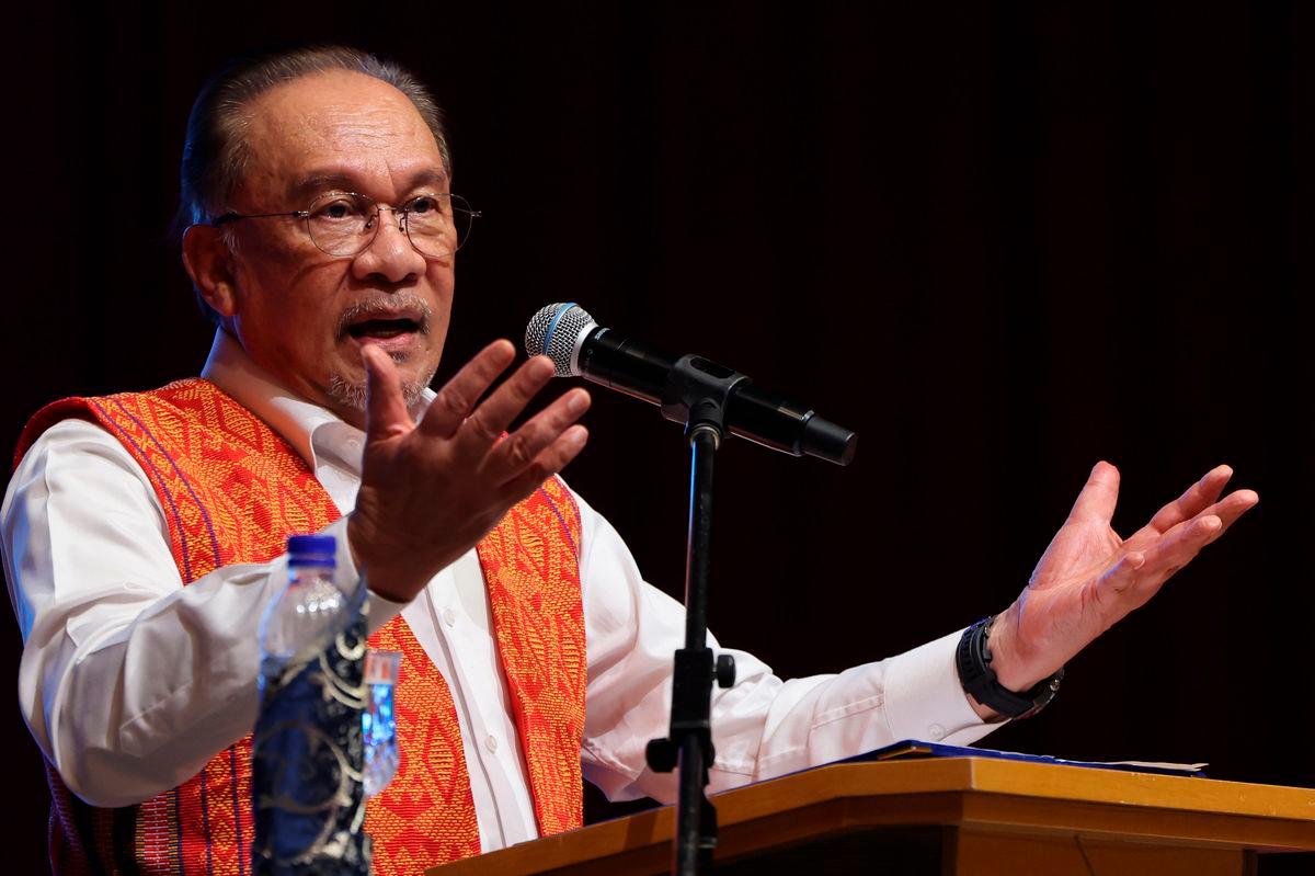 Perdana Menteri Datuk Seri Anwar Ibrahim berucap pada Majlis Sesi Bersama Pesara Guru 2025 di Auditorium Tun Azizan Zainul Abidin Putrajaya hari ini- BERNAMA