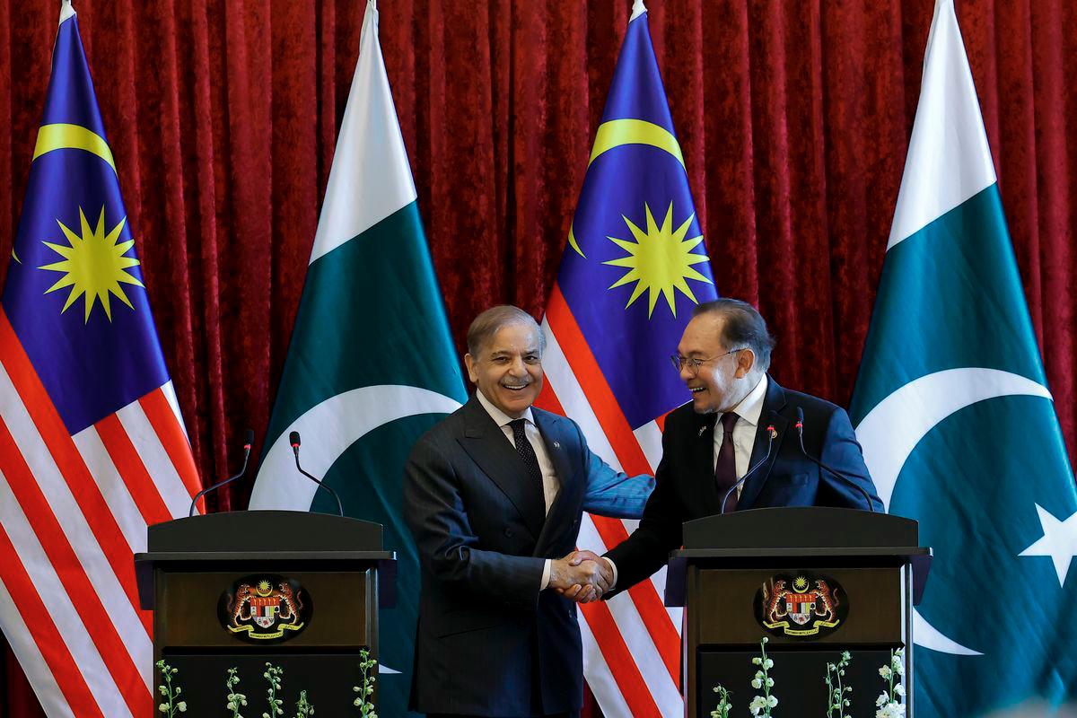 Prime Minister Datuk Seri Anwar Ibrahim shakes hands with Pakistan Prime Minister Muhammad Shehbaz Sharif (left) after a joint press conference at the Perdana Putra Building today. - BERNAMA