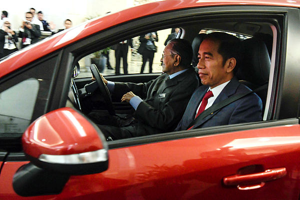 Prime Minister Tun Dr Mahathir Mohamad in the drivers seat, while driving Indonesian President Joko Widodo to a luncheon at Seri Perdana today.