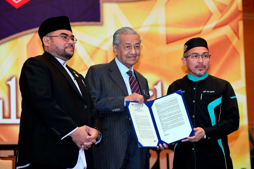 File photo taken on Nov 19 shows Prime Minister Tun Dr Mahathir Mohamad recieving a memorandum from the President of the Islamic Preaching of Malaysia Foundation (Yadim) Nik Omar Nik Ab Aziz during the Closing Ceremony of the “Multaqa Ulama Asia Tenggara 2019” at Movenpick Hotel and Convention Centre. — Bernama