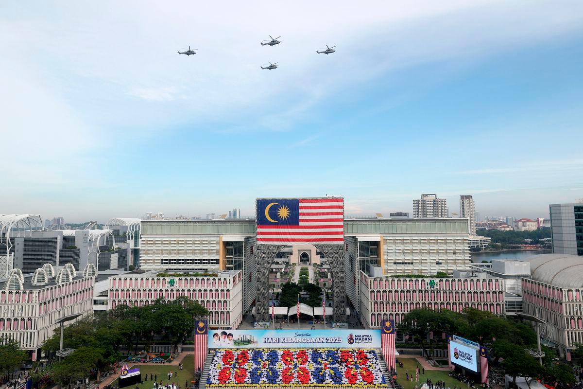 Raptai penuh sempena sambutan Hari Kebangsaan 2025 di Dataran Putrajaya, semalam- BERNAMA