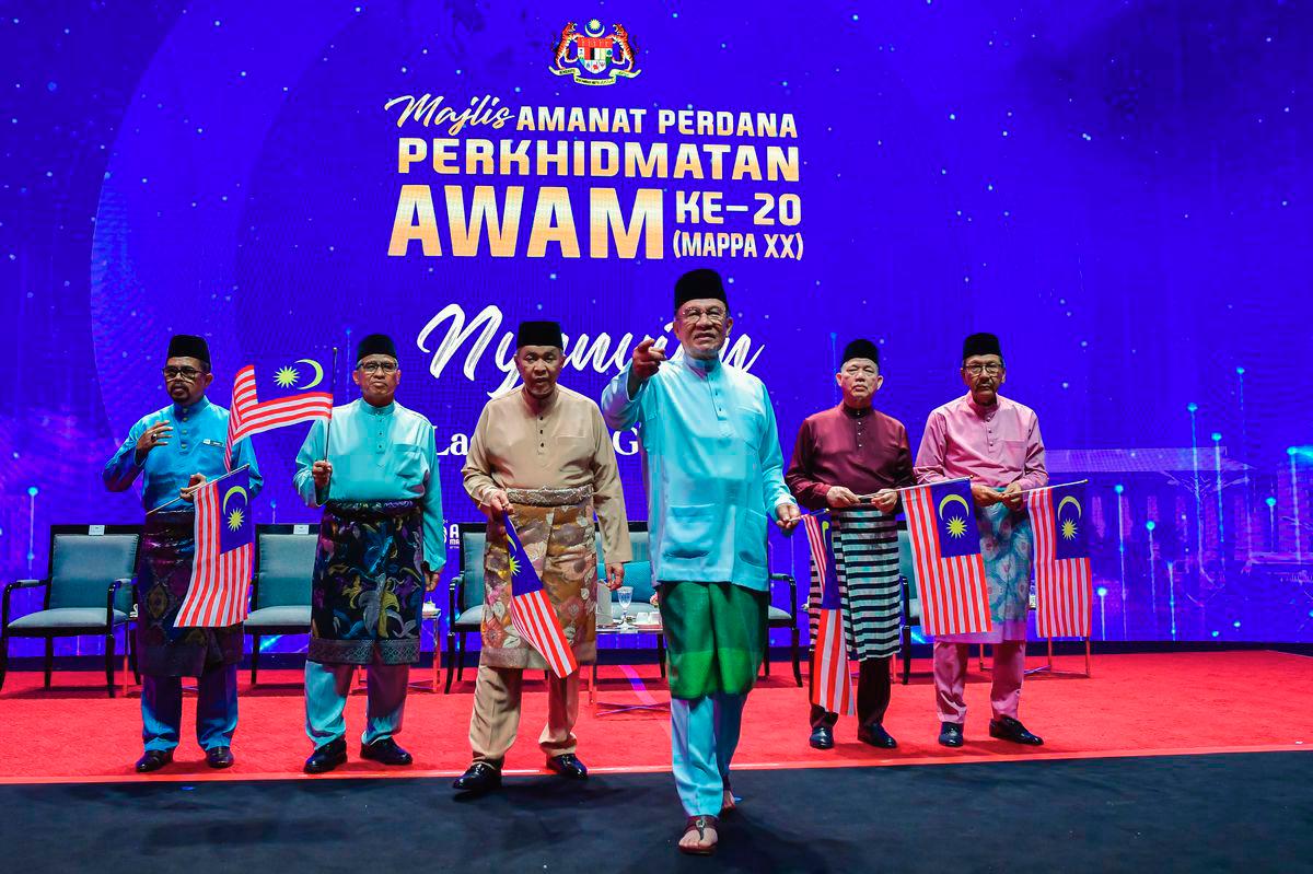 Prime Minister Datuk Seri Anwar Ibrahim (third, right) with the Jalur Gemilang at the 20th Public Service Premier Address (MAPPA) “MADANI Public Service” at the Putrajaya International Convention Centre (PICC) today. - BERNAMA