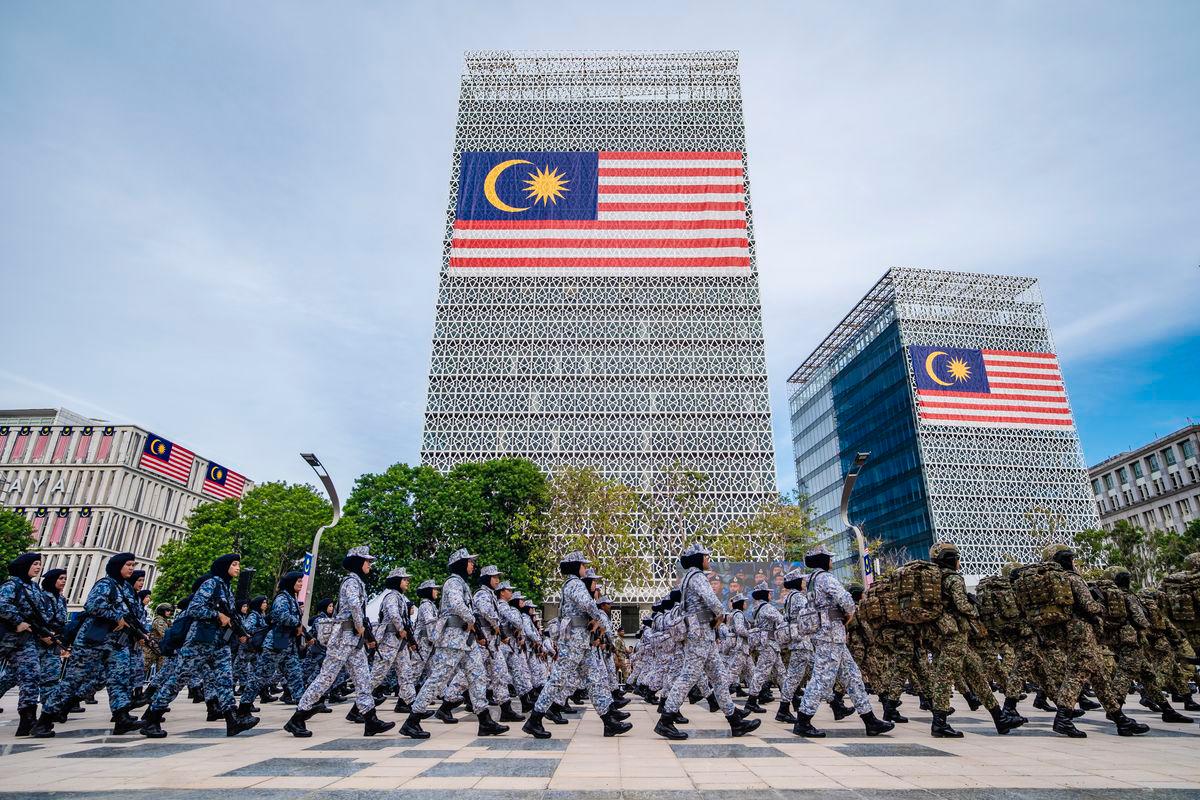 Anggota wanita dari Angkatan Tentera Malaysia (ATM) berarak pada raptai penuh sambutan Hari Kebangsaan 2025 di Dataran Putrajaya, semalam. Seramai 14,010 peserta bersama 78 aset kenderaan, tujuh kereta berhias, 116 haiwan serta 21 kumpulan pancaragam memeriahkan perarakan sambutan kali ini - fotoBERNAMA