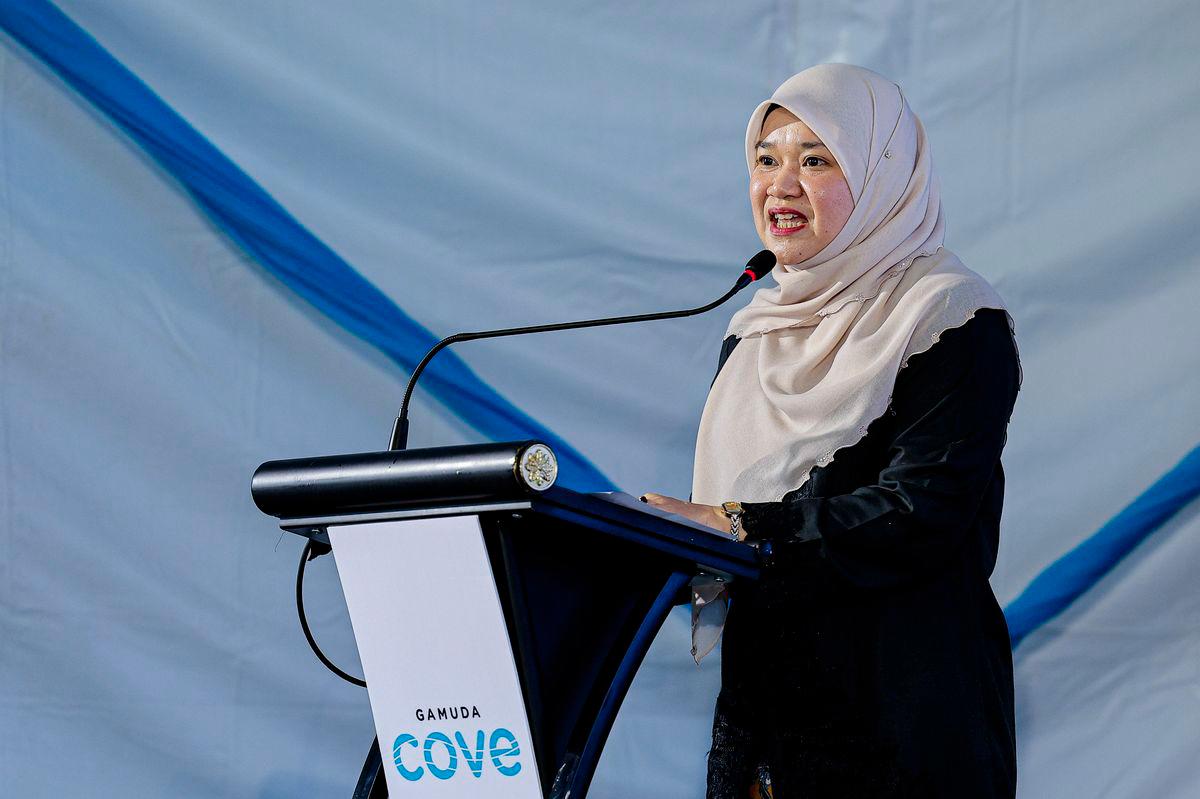 Menteri Pendidikan Fadhlina Sidek - fotoBERNAMA
