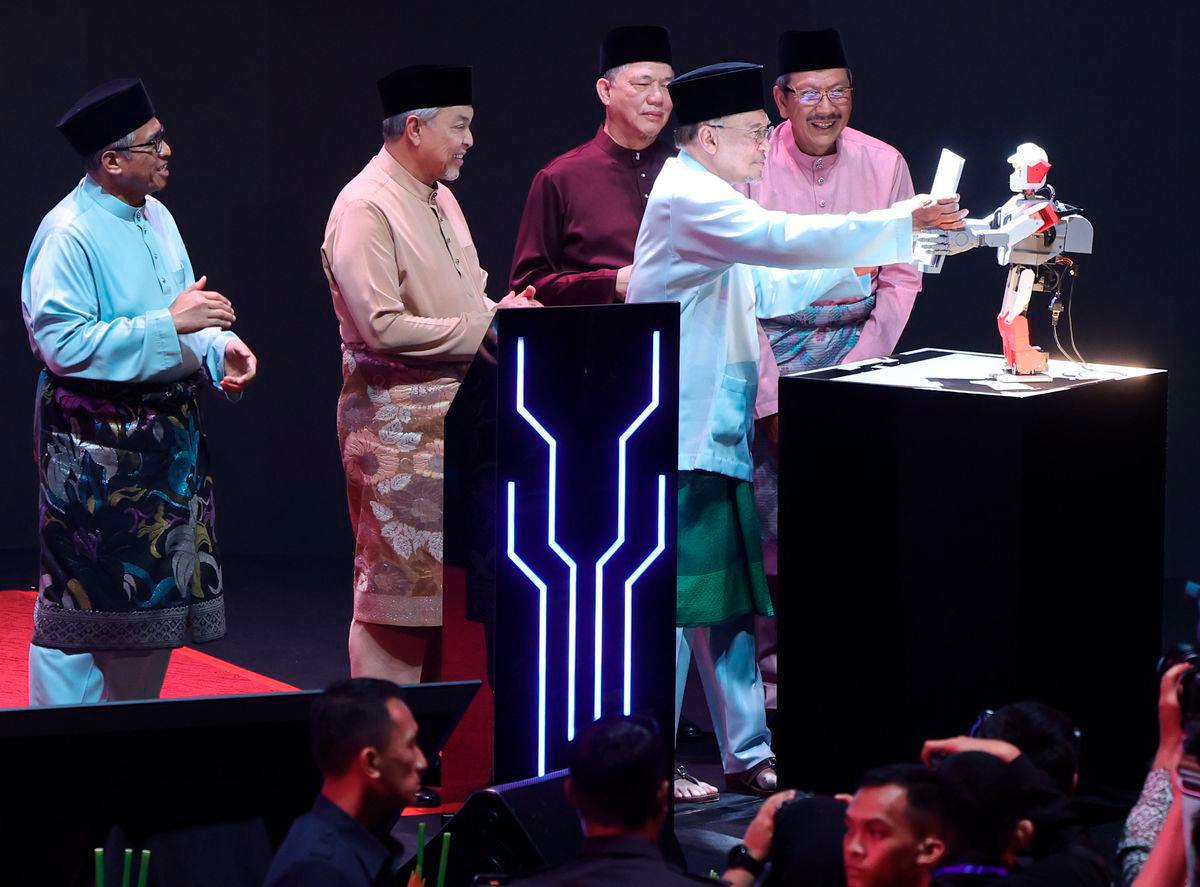 Prime Minister Datuk Seri Anwar Ibrahim (second, right) launches the Public Service Talent Development Policy book in conjunction with the 20th Public Service Premier Address (MAPPA XX) at the Putrajaya International Convention Centre (PICC) today. - BERNAMA