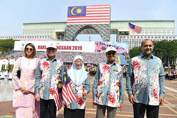 Multimedia Minister Gobind Singh Deo (right) together with Prime Minister Tun Dr Mahathir Mohamad (two, right), at the 62nd Merdeka Parade in Putrajaya today. — Bernama