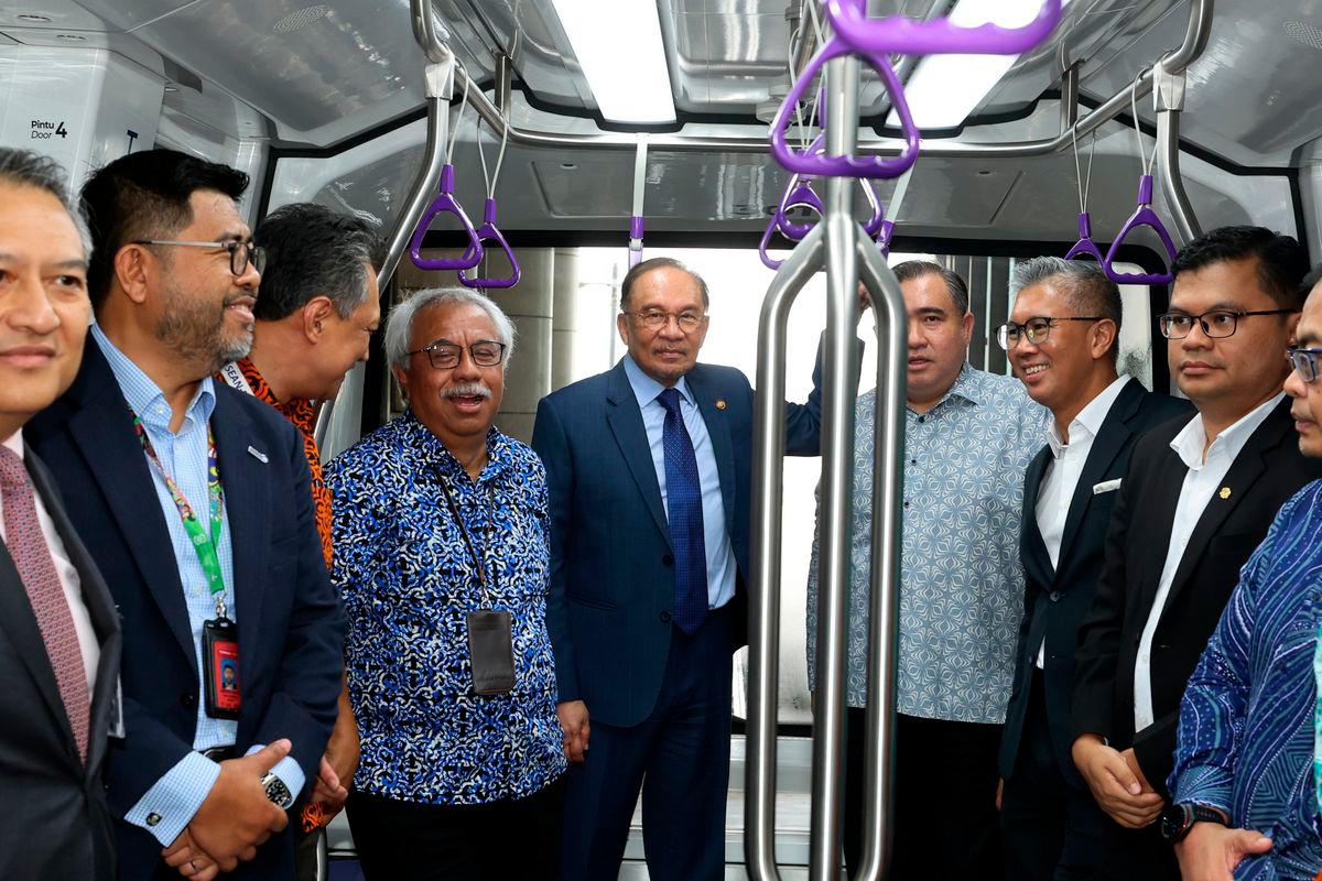 Perdana Menteri Datuk Seri Anwar Ibrahim (lima, kiri) bersama Menteri Pengangkutan Anthony Loke (empat, kanan) melakukan tinjauan hari pertama pengoperasian Aerotrain di Terminal 1, Lapangan Terbang Antarabangsa Kuala Lumpur (KLIA) hari ini- BERNAMA