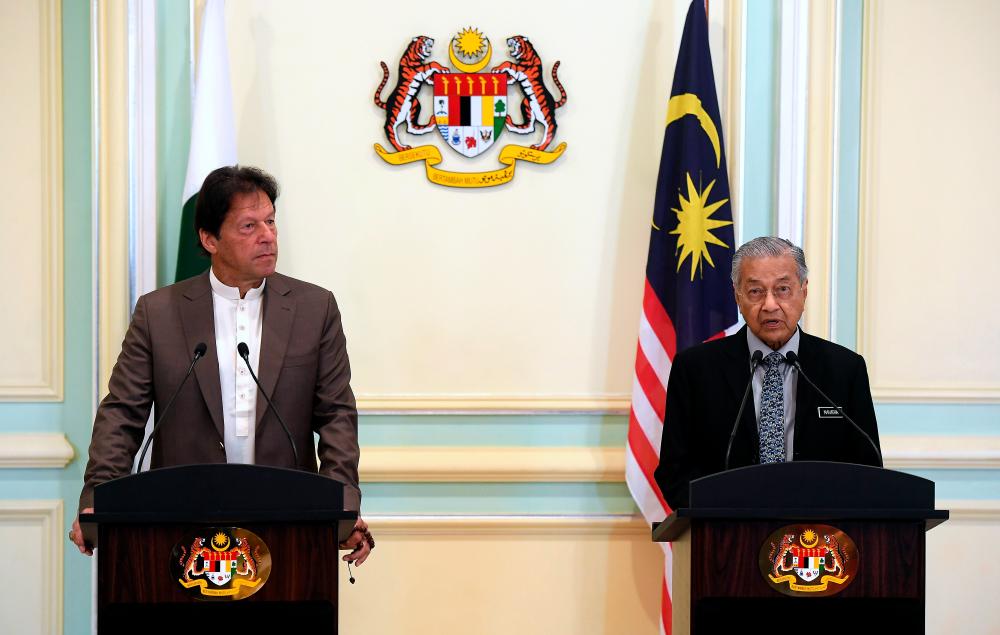 Prime Minister Tun Dr Mahathir Mohamad and Pakistani Prime Minister Imran Khan hold a press conference at Perdana Putra today. - Bernama