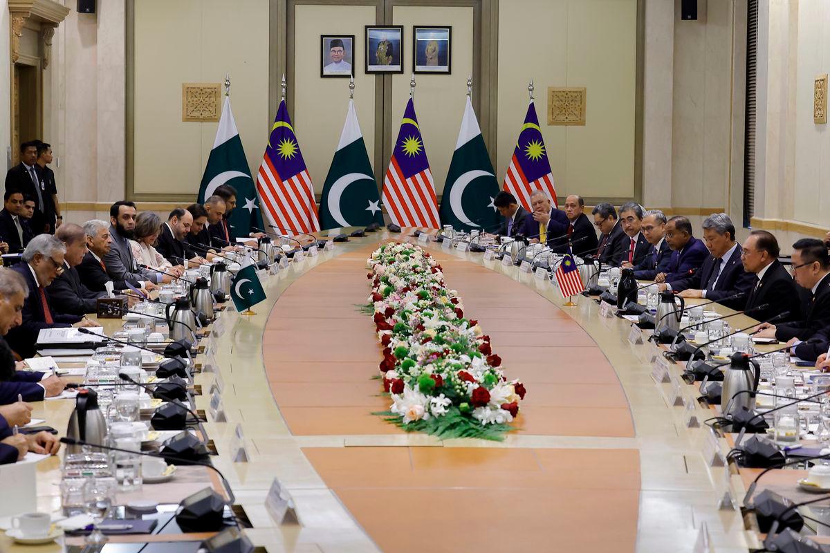 Prime Minister Datuk Seri Anwar Ibrahim holds a bilateral meeting with Pakistan’s Prime Minister Muhammad Shehbaz Sharif at the Perdana Putra building in conjunction with his official visit to Malaysia today. - BERNAMA