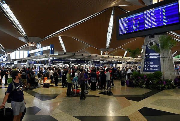 Operations at KLIA run smoothly during peak hours during a photo survey today. — Bernama