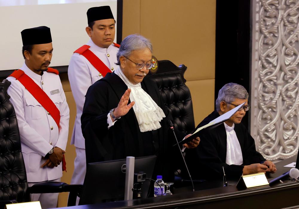 PUTRAJAYA, 17 Jan -- Tan Sri Amar Abang Iskandar Abang Hashim was sworn in as the President of the Court of Appeal at the Ceremony of Presentation of Letters of Appointment and Taking the Oath of Office and Allegiance of the President of the Court of Appeal, Chief Justice of Malaya, Chief Justice of Sabah and Sarawak, Federal Court Judge, Court of Appeal Judges, High Court Judges and Judicial Commissioners at the Palace of Justice today. BERNAMAPIX
