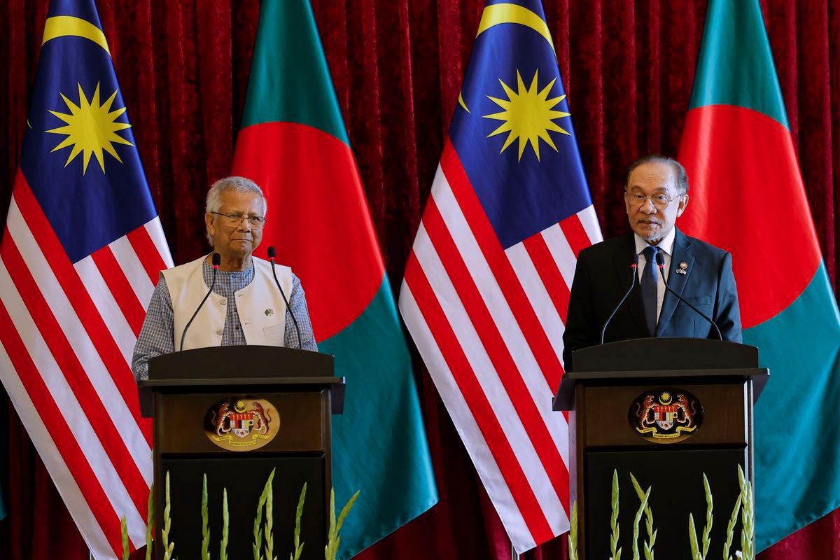 Perdana Menteri Datuk Seri Anwar Ibrahim bersama Ketua Penasihat Kerajaan Republik Rakyat Bangladesh Prof Dr Muhammad Yunus menyampaikan kenyataan bersama di Bangunan Perdana Putra di sini hari ini - fotoBERNAMA