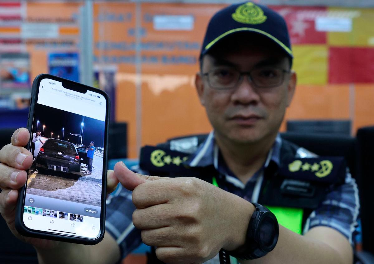 Pengarah Jabatan Pengangkutan Jalan (JPJ) Selangor Azrin Borhan menunjukkan kenderaan yang digunakan suspek ketika sidang media sempena Op Khas Ulat JPJ di Lapangan Terbang Antarabangsa Kuala Lumpur (Terminal 2) di Jabatan Pengangkutan Jalan (JPJ) Cawangan Bangi hari ini -fotoBERNAMA